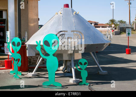 Alien Fresh Jerky a Baker, California, è una stravagante sosta lungo la strada con decorazioni a tema UFO, statue e divertenti attrazioni aliene. Foto Stock