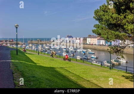 Aberaeron porto circondato da colorate in stile regency case e riempito con barche a vela di tutte le dimensioni in tarda estate sun. Foto Stock