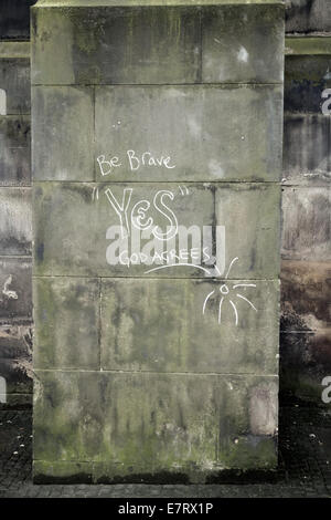 Chalk graffiti sul muro della Cattedrale di St Giles a Edimburgo per il referendum scozzese giorno di voto Foto Stock