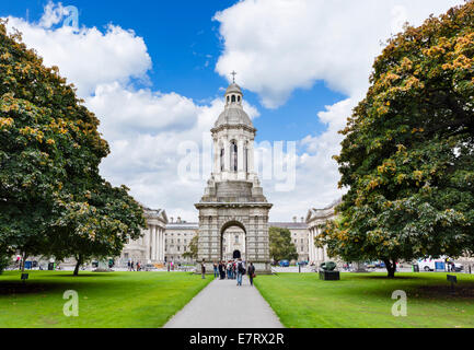 Biblioteca piazza e il Campanile, il Trinity College di Dublino, Repubblica di Irlanda Foto Stock