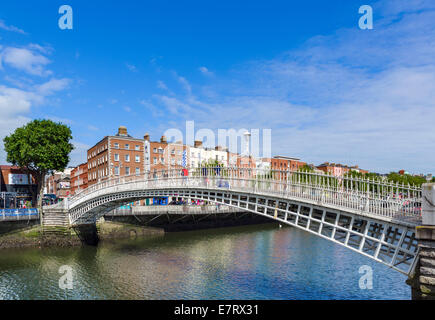 L'Ha'penny Bridge sul fiume Liffey nel centro della città, a Dublino Repubblica di Irlanda Foto Stock
