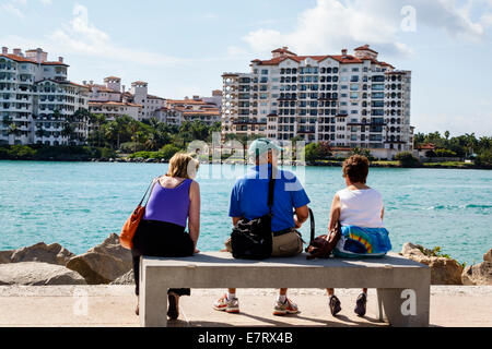 Miami Beach Florida,South Pointe Park,Point,panca,uomo uomo maschio,donna donna femmina donne,coppia,Government Cut,Fisher Island,condominio appartamenti residenziali Foto Stock