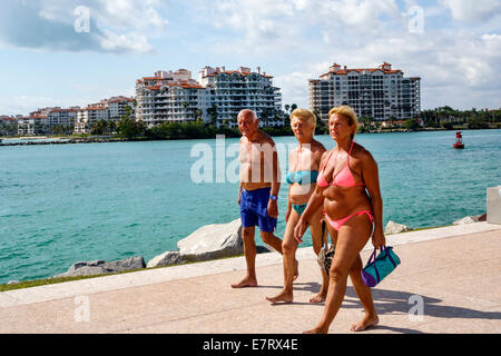 Miami Beach Florida,South Pointe Park,Point,panchina,anziani cittadini,uomo uomini maschio,donna donna donna donna donna,coppia,Government Cut,Fisher Island, Foto Stock