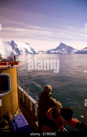 Tour barche offrono un occhiata al gigantesco iceberg che la strozzatura Disko Bay, vicino a Ilulissat, Arctic Foto Stock