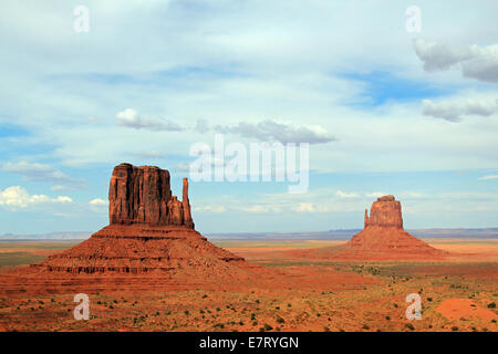 Vista panoramica delle muffole, il parco tribale Navajo Monument Valley, Utah, Stati Uniti d'America Foto Stock