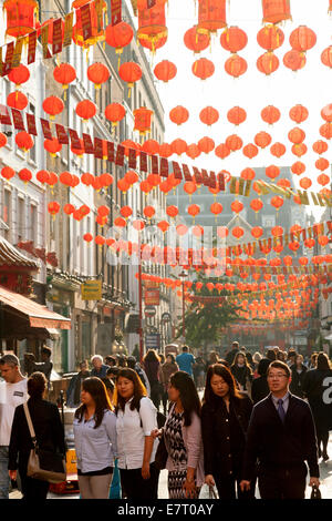 Chinatown, Londra, Gerrard Street scene con le lanterne cinesi, Soho, London REGNO UNITO Foto Stock