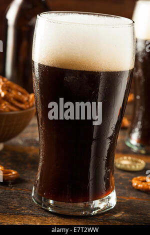 Dark rinfrescante birra Stout pronta da bere Foto Stock