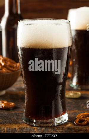 Dark rinfrescante birra Stout pronta da bere Foto Stock