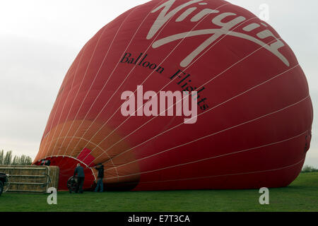 Gonfiare una mongolfiera, Shropshire, Regno Unito Foto Stock