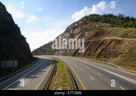 Sidling Hill scenic area una strada passa attraverso una montagna è superiore a Rt 68 in Western Maryland, Stati Uniti d'America. Foto Stock