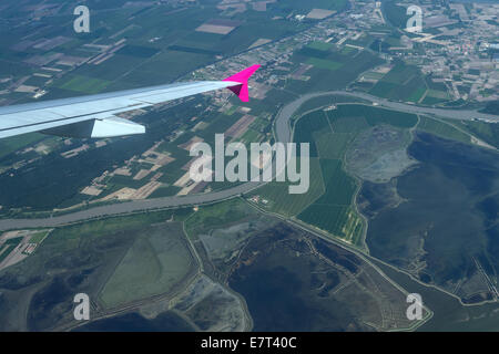 Vista attraverso la finestra di aeroplano Foto Stock