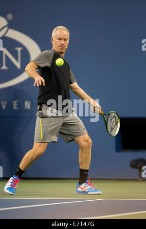 John McEnroe (USA) in azione durante un match di esibizione al 2014 US Open Tennis Championships. © Paul J. Sutton/NCP Foto Stock