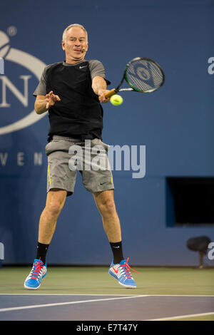 John McEnroe (USA) con James BLAKE (USA) in azione durante un match di esibizione al 2014 US Open Tennis Championships. © Paul Foto Stock