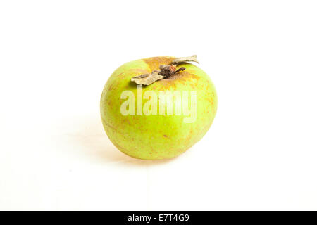 Verde biologico apple frutti isolati su sfondo bianco Foto Stock