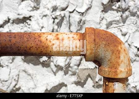 Un vecchio arrugginito all'aperto il gas propano tubo mostrante il gomito e la ruggine. Foto Stock