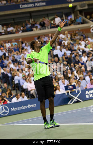 Gael Monfils (FRA) in azione quarterfinal vs Roger Federer (SUI) al 2014 US Open Tennis Championships. © Paul J. Sutton/PC Foto Stock