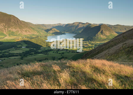 Serata estiva vista da Sourfoot cadde su Crummock acqua e Buttermere Fells, Lake District inglese Foto Stock