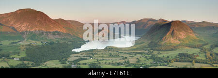 Panorama dal basso è sceso di Grasmoor, Crummock acqua e Mellbreak in estate nel Lake District inglese, Cumbria, Inghilterra Foto Stock