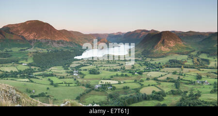 Vista dal basso è sceso nel corso Vale of Lorton a Grasmoor, Crummock acqua, Mellbreak e Buttermere Fells, Lake District inglese Foto Stock