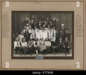 Fotografia dell'ingresso a una classe di 1920, probabilmente di un istituto accademico. L'immagine mostra gli studenti riuniti vicino all'ingresso, segnando un momento significativo nel loro percorso educativo. Foto Stock