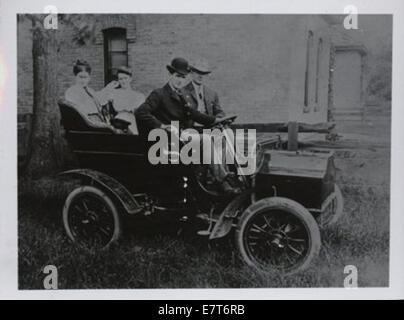 Una fotografia in bianco e nero di un vecchio vagone per consegne, che ne mostra l'uso per il trasporto di merci. Questa immagine riflette un tempo in cui tali carri erano una modalità primaria di consegna locale in contesti urbani. Foto Stock