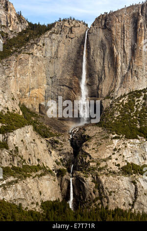 CA02317-00...CALIFORNIA - superiore e inferiore di Yosemite Falls dai quattro Mile Trail nel Parco Nazionale di Yosemite. Foto Stock