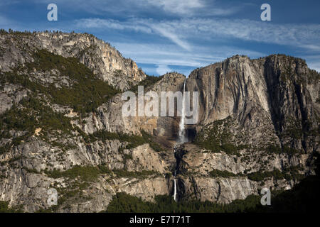 CA02318-00...CALIFORNIA - superiore e inferiore di Yosemite Falls dai quattro Mile Trail nel Parco Nazionale di Yosemite. Foto Stock