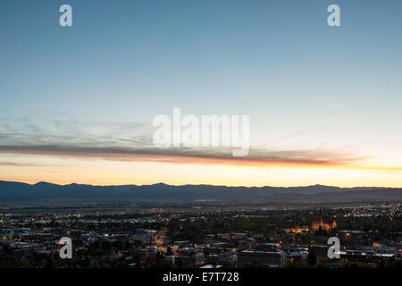 Lo skyline di Helena, dominata dalla Cattedrale di Sant'Elena, saluta l'alba di un nuovo giorno di fronte alla grande montagna della cinghia Foto Stock