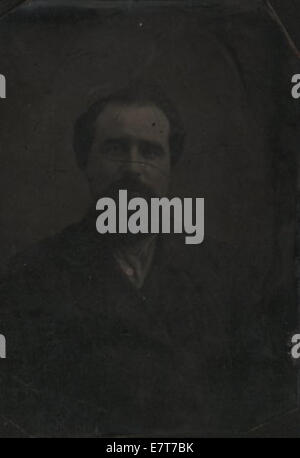 Un ritratto di un uomo sconosciuto, catturato in un ambiente formale. La fotografia presenta un individuo ben vestito con un'espressione neutrale, anche se la sua identità rimane non identificata. Foto Stock