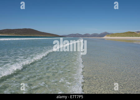 Limpide acque blu della spiaggia Luskentire, Isle of Harris, Ebridi Esterne, Scozia Foto Stock