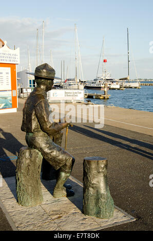 Scultura di Robert Baden Powell, situato sulla banchina di Poole, Dorset, England, Regno Unito Foto Stock