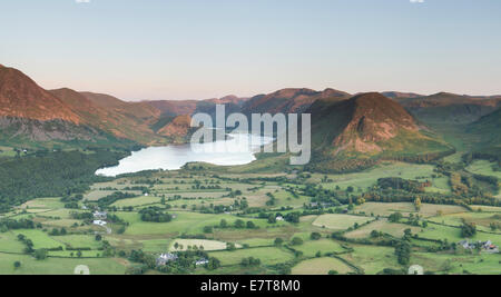 Serata estiva vista dal basso è sceso nel corso Crummock acqua, Mellbreak e Buttermere fells, Lake District inglese Foto Stock