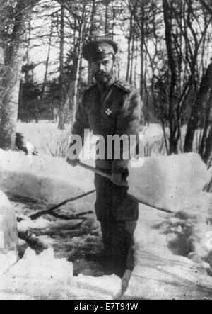 Titolo: imperatore Nicola II spalare la neve nel parco a Tsarskoe Selo, Russia, dove lui e la famiglia reale furono internati, 1917 Foto Stock