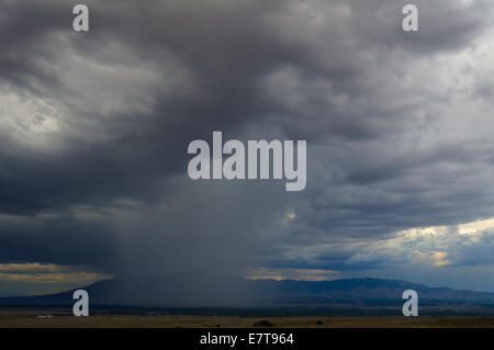 Tempesta di monsone oltre Albuquerque, Nuovo Messico, Stati Uniti d'America. Foto Stock