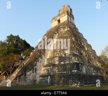 Il rovinato tempio Maya nella città abbandonate di Tikal, un famoso parco nazionale in Guatemala. alba. Foto Stock