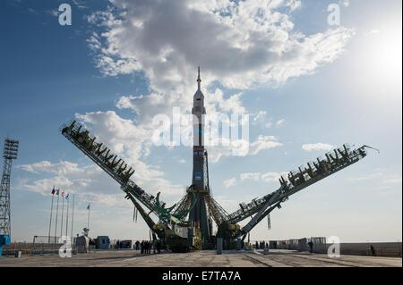 Il gantry bracci iniziano a chiudersi attorno alla Soyuz TMA-14M navetta spaziale in Cosmodromo di Baikonur Settembre 23, 2014 in Kazakistan. Lancio del razzo Soyuz è prevista per settembre. 26 e porterà Expedition 41 equipaggio alla Stazione Spaziale Internazionale per un cinque e mezzo mesi di missione. Foto Stock