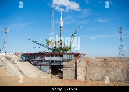 Il gantry bracci iniziano a chiudersi attorno alla Soyuz TMA-14M veicolo spaziale dopo essere stata sollevata in posizione sulla rampa di lancio presso il cosmodromo di Baikonur Settembre 23, 2014 in Kazakistan. Lancio del razzo Soyuz è prevista per settembre. 26 e porterà Expedition 41 equipaggio alla Stazione Spaziale Internazionale per un cinque e mezzo mesi di missione. Foto Stock