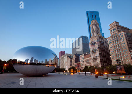 Un inizio di mattina vista di Anish Kapoor di Cloud Gate (Il Bean), un iconico Sculture pubbliche in Chicago's Millennium Park. Foto Stock