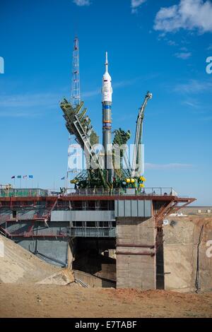 Il gantry bracci iniziano a chiudersi attorno alla Soyuz TMA-14M veicolo spaziale dopo essere stata sollevata in posizione sulla rampa di lancio presso il cosmodromo di Baikonur Settembre 23, 2014 in Kazakistan. Lancio del razzo Soyuz è prevista per settembre. 26 e porterà Expedition 41 equipaggio alla Stazione Spaziale Internazionale per un cinque e mezzo mesi di missione. Foto Stock