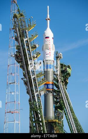 Il gantry bracci iniziano a chiudersi attorno alla Soyuz TMA-14M veicolo spaziale dopo essere stata sollevata in posizione sulla rampa di lancio presso il cosmodromo di Baikonur Settembre 23, 2014 in Kazakistan. Lancio del razzo Soyuz è prevista per settembre. 26 e porterà Expedition 41 equipaggio alla Stazione Spaziale Internazionale per un cinque e mezzo mesi di missione. Foto Stock