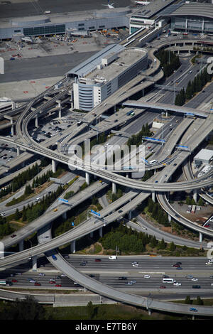 Interscambio tra l'Aeroporto Internazionale di San Francisco e Bayshore Freeway (USA 101), San Francisco, California, Stati Uniti d'America - aerial Foto Stock