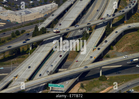 Interscambio di Bayshore Freeway e J. Arthur giovani Freeway (SR 92), San Mateo, San Francisco, California, Stati Uniti d'America - aerial Foto Stock