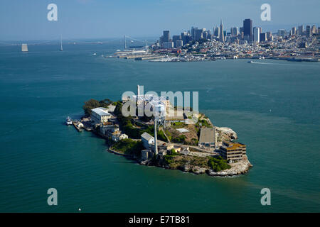 Isola di Alcatraz, ex massima di alta sicurezza prigione federale, la baia di San Francisco e il centro cittadino di San Francisco, California, Stati Uniti d'America - una Foto Stock