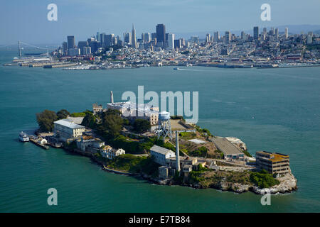 Isola di Alcatraz, ex massima di alta sicurezza prigione federale, la baia di San Francisco e il centro cittadino di San Francisco, California, Stati Uniti d'America - una Foto Stock