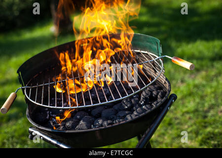 Super fiamme sulla griglia Foto Stock