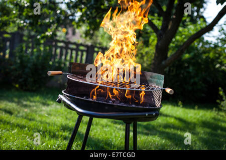 Super fiamme sulla griglia Foto Stock