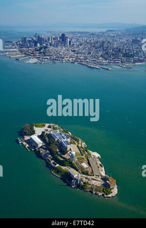 Isola di Alcatraz, ex massima di alta sicurezza prigione federale, la baia di San Francisco e il centro cittadino di San Francisco, California, Stati Uniti d'America - una Foto Stock