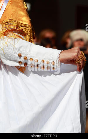 Donna in costume tradizionale di prendere parte alla parata, Ibiza, Spagna Foto Stock