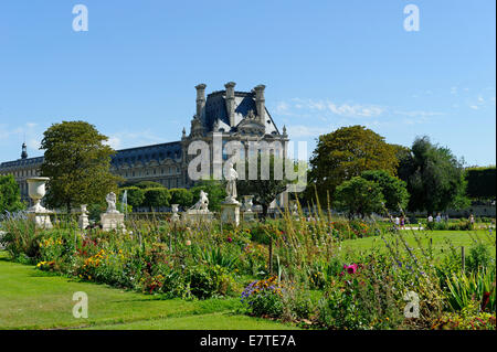Jardin des Tuileries con il museo del Louvre, 1° Arrondissement, Parigi, Francia Foto Stock