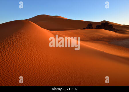 Dune di Merzouga stagno nella luce del mattino, del Tassili n'Ajjer National Park, sito Patrimonio Mondiale dell'UNESCO, Tadrart regione, Algeria Foto Stock